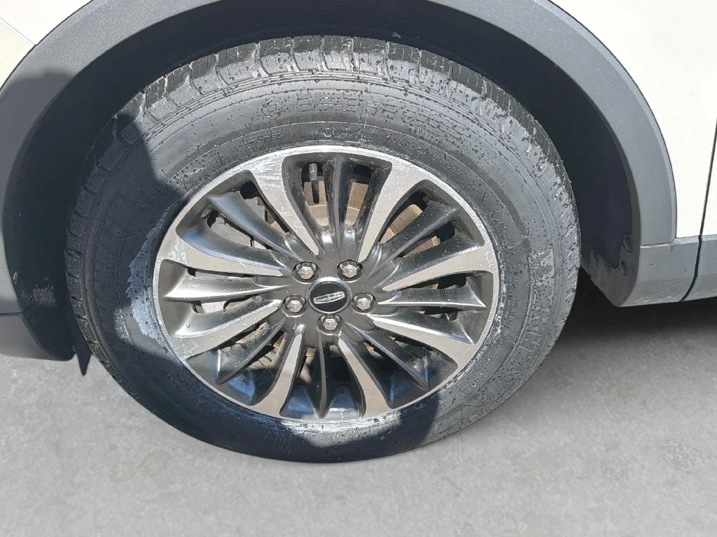 Used 2023 White Lincoln Standard image 12