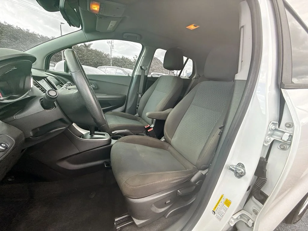 Used 2020 White Chevrolet LS image 23