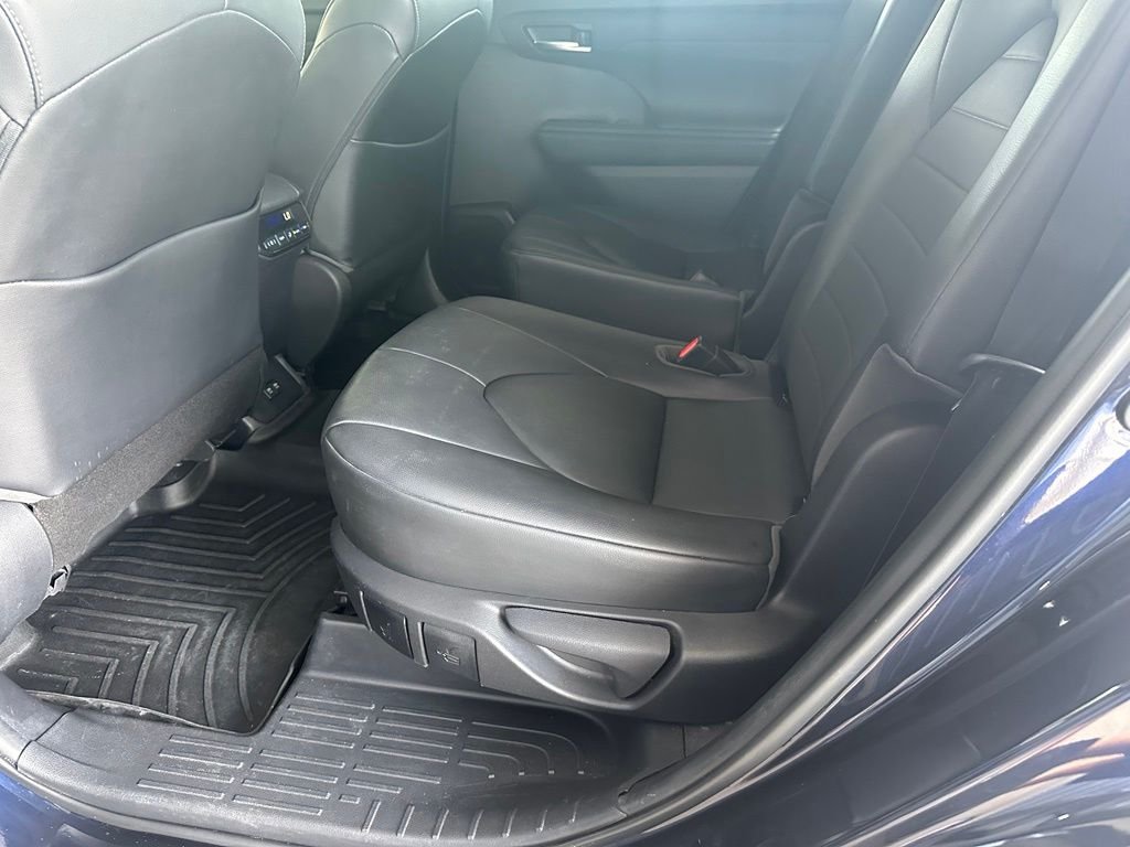 Used 2020  Toyota XLE image 30