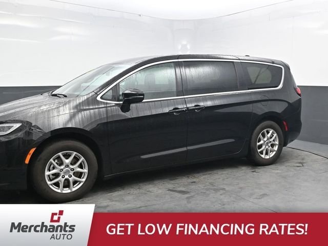Used 2025 Black Chrysler Select image 3