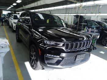 Used 2023 Diamond Black Crystal Pearlcoat Jeep Limited image 2