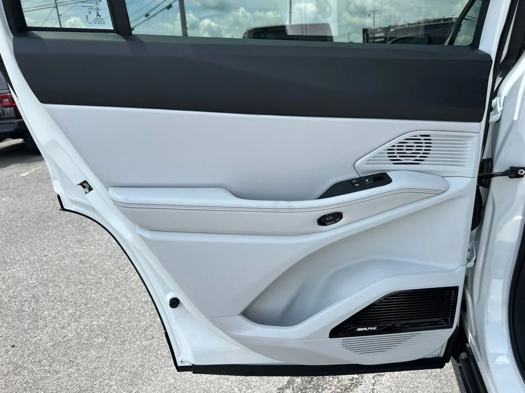 New 2026 Bright White Clear-Coat Exterior Paint Jeep Overland image 15