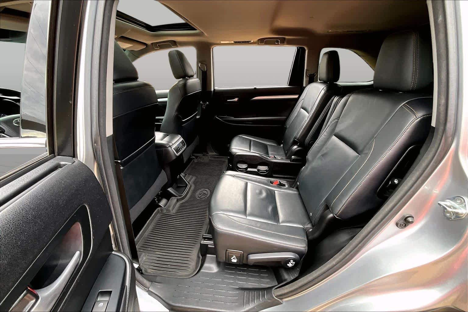Used 2016 Silver Sky Metallic Toyota XLE image 19