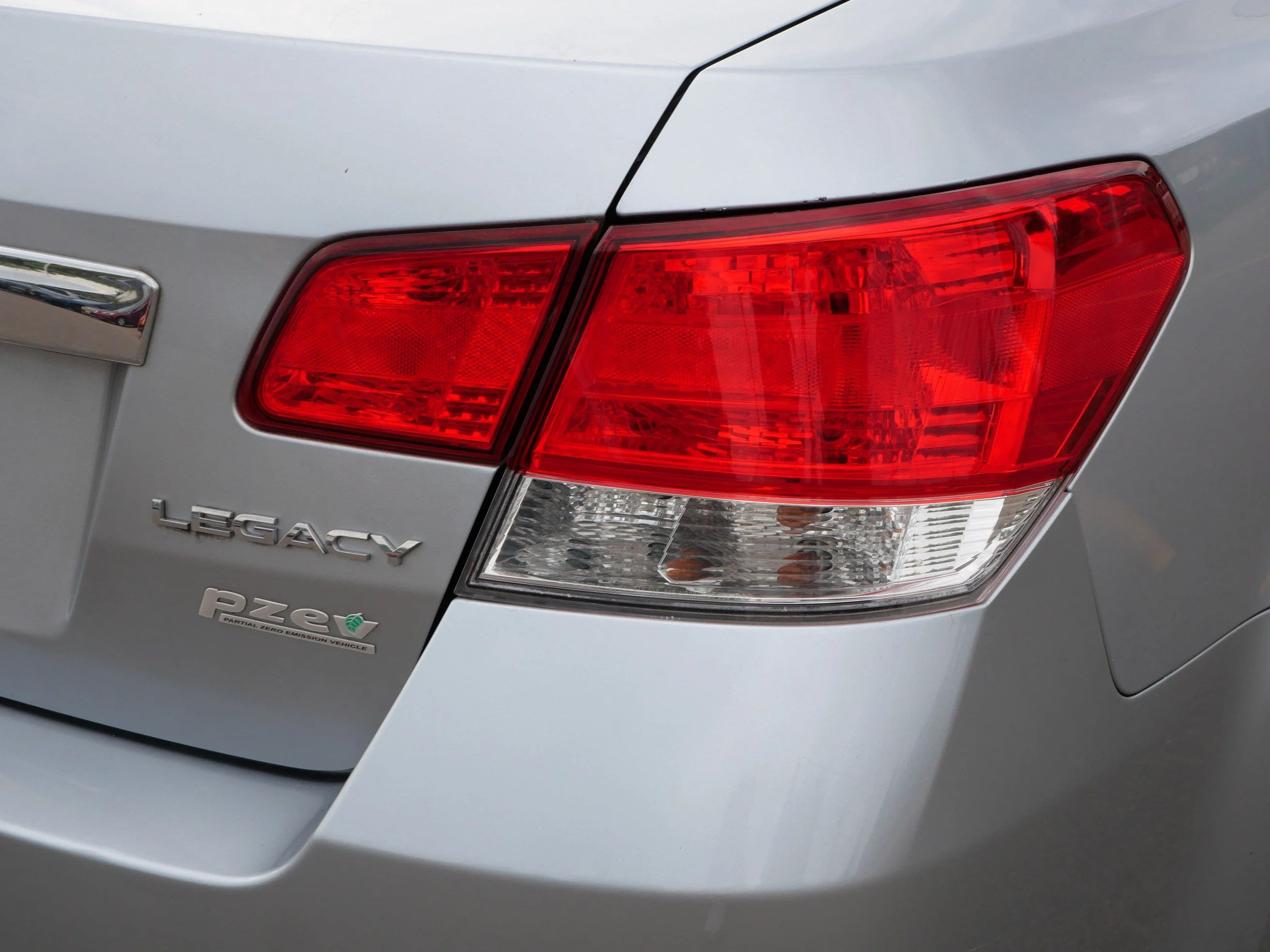 Used 2012 Ice Silver Metallic Subaru 2.5i Premium image 17