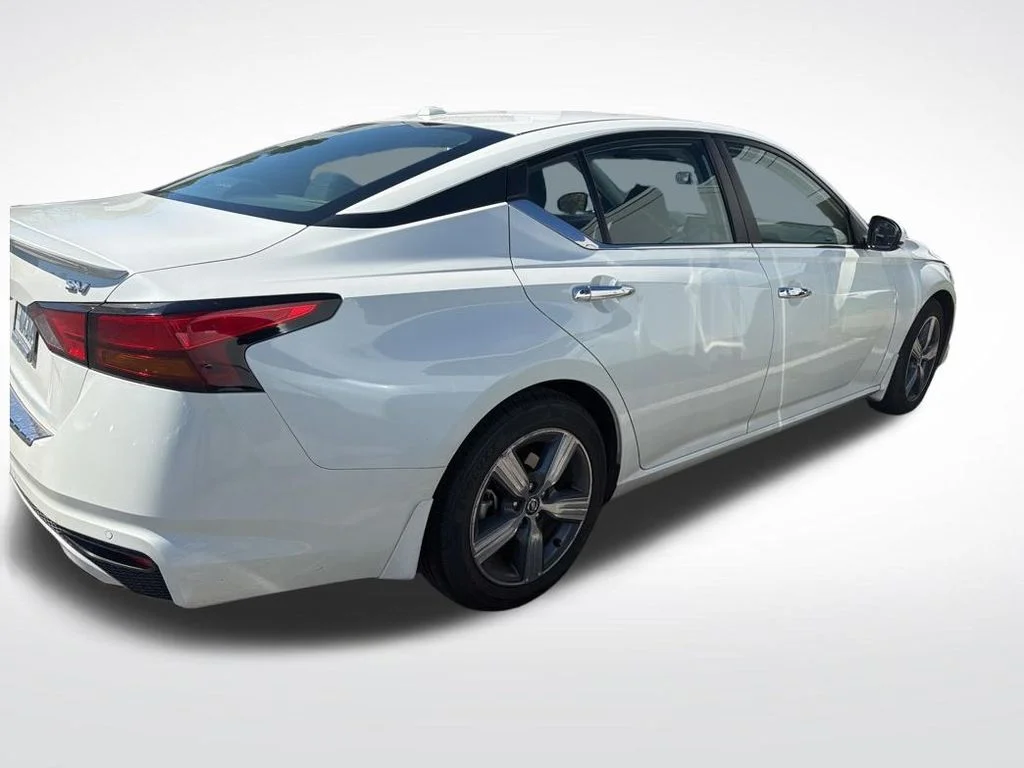 Used 2021 White Nissan 2.5 SV image 4