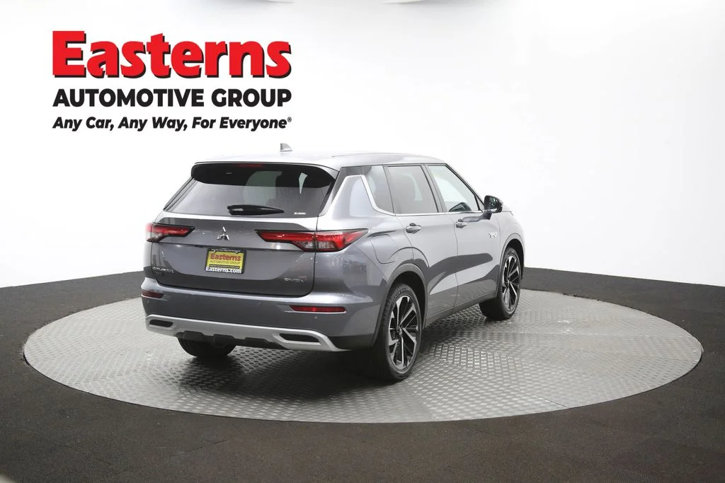 Used 2023 Silver Mitsubishi SE image 105