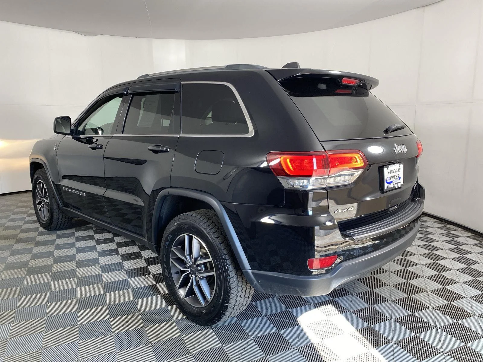 Used 2020 Diamond Black Crystal Pearlcoat Jeep North image 13