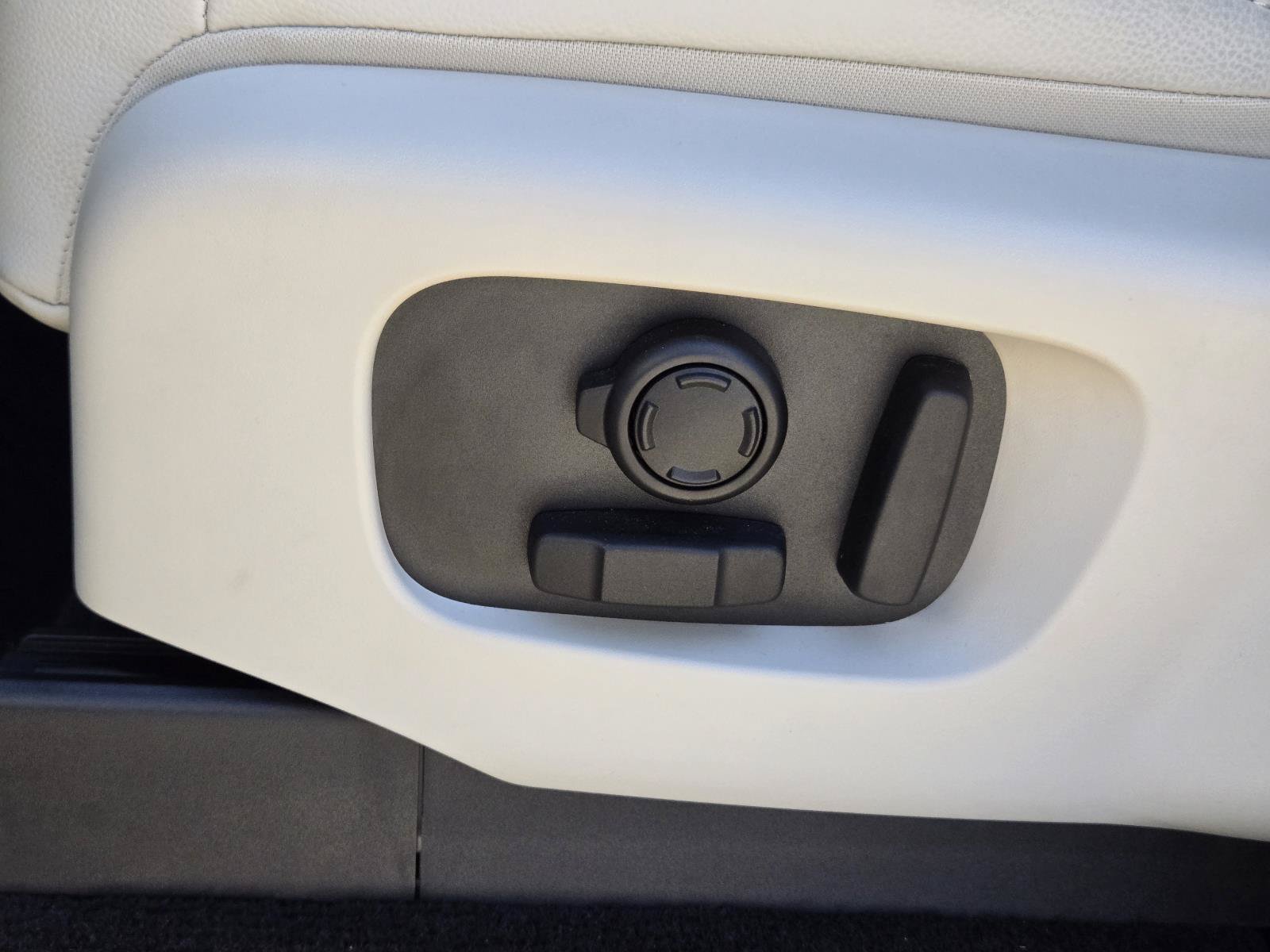 Used 2025 Black Land Rover S image 29