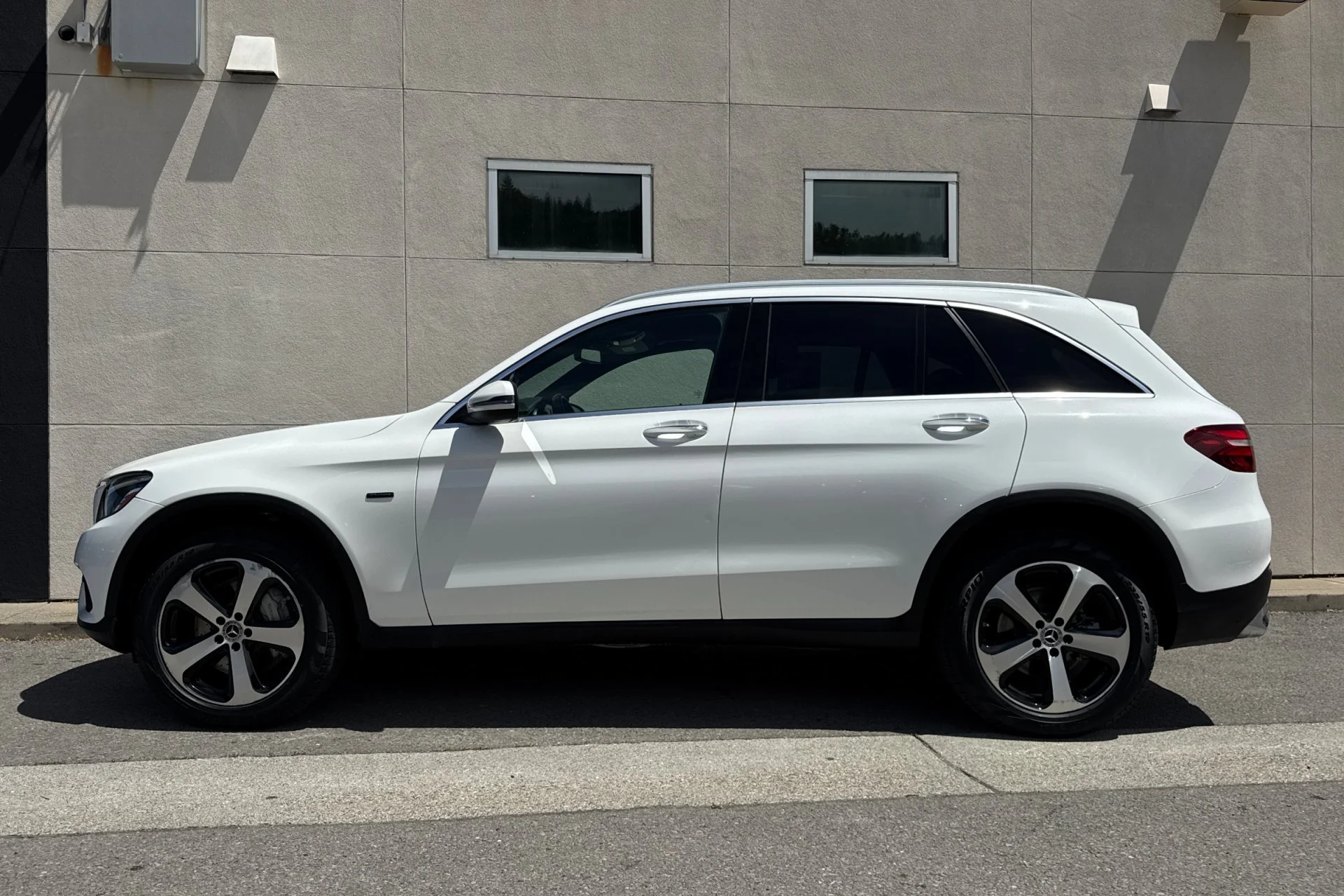Used 2019 White Mercedes-Benz GLC 350e image 5