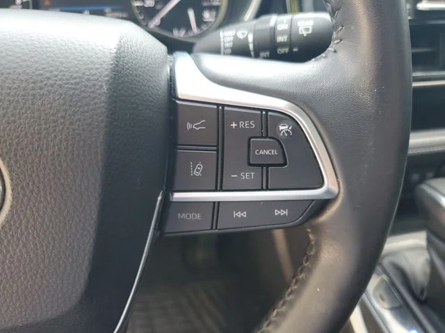 Used 2020  Toyota XLE image 21