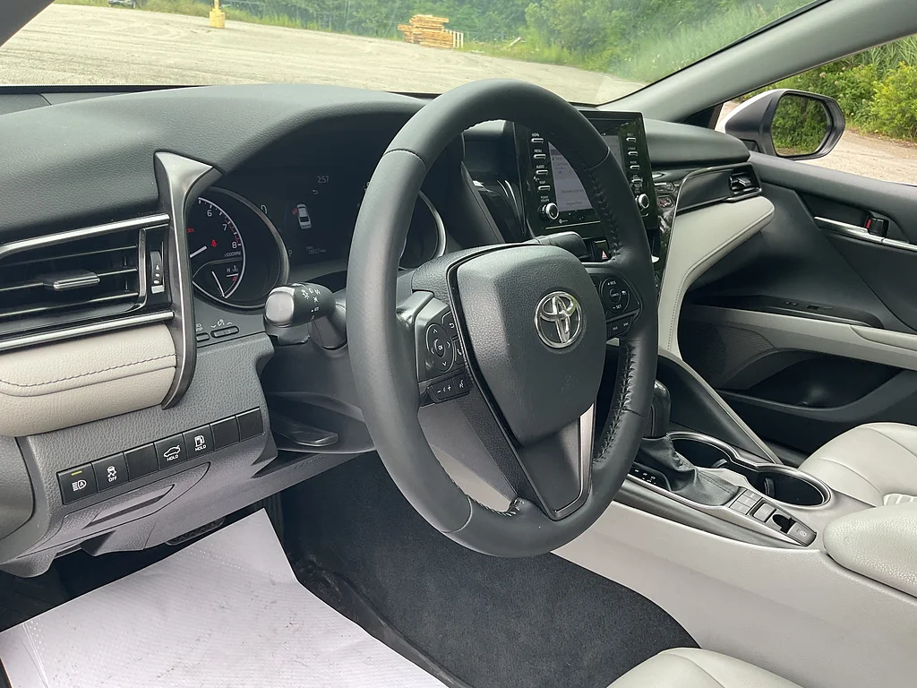 Used 2023 Ice Cap Toyota SE image 10
