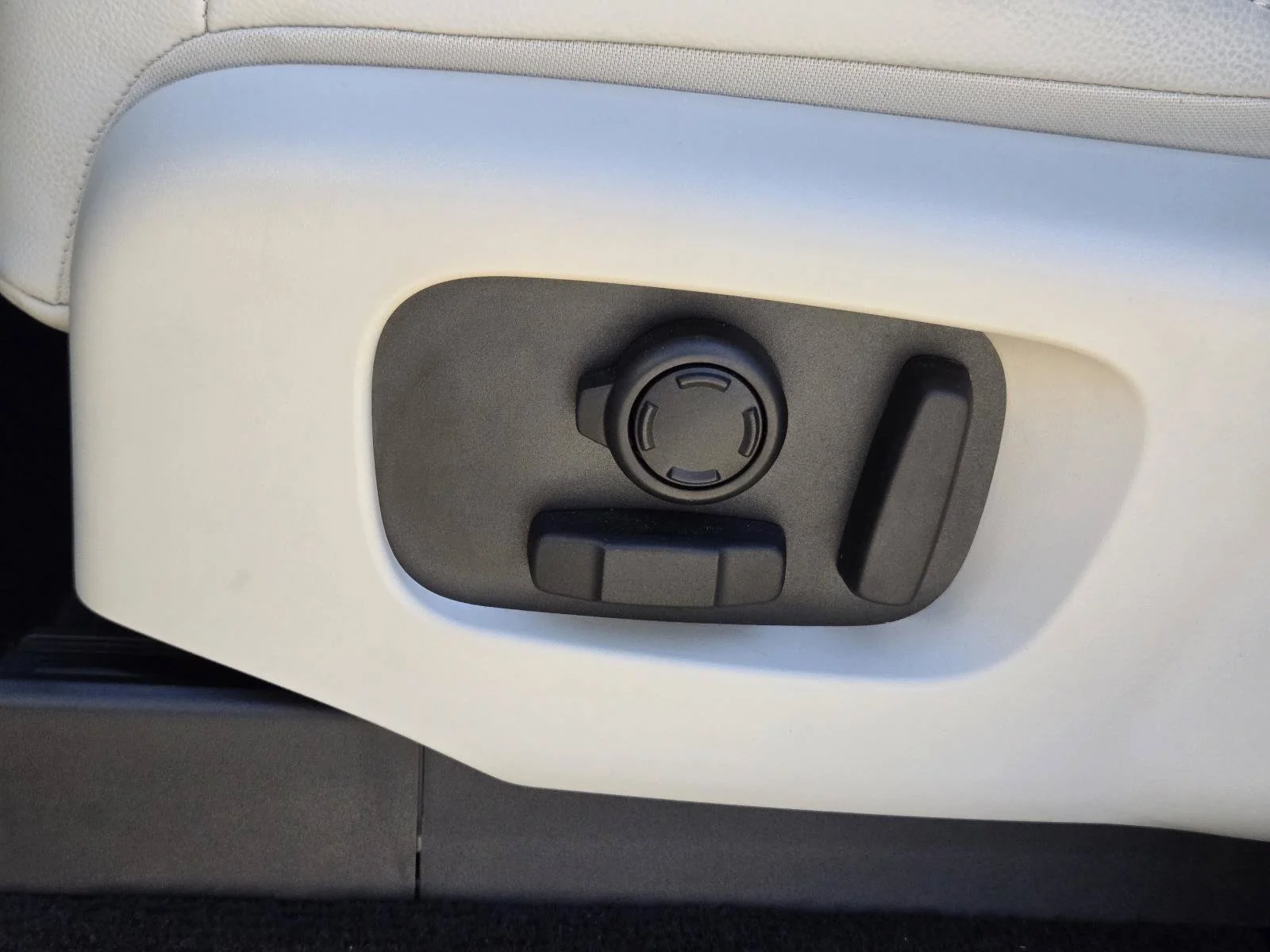 Certified Used 2025 Black Land Rover S image 29