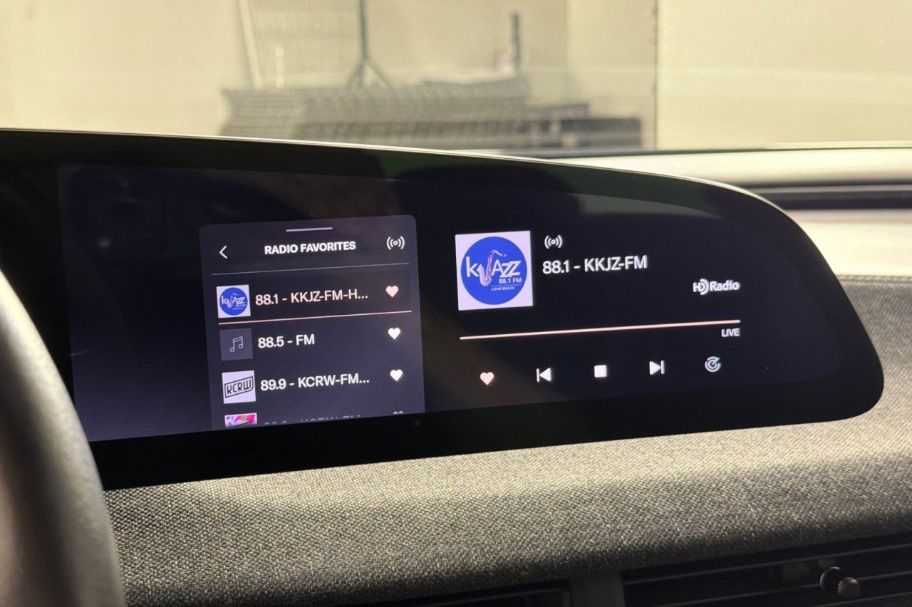 Used 2024 Zenith Red Metallic Lucid Touring image 16