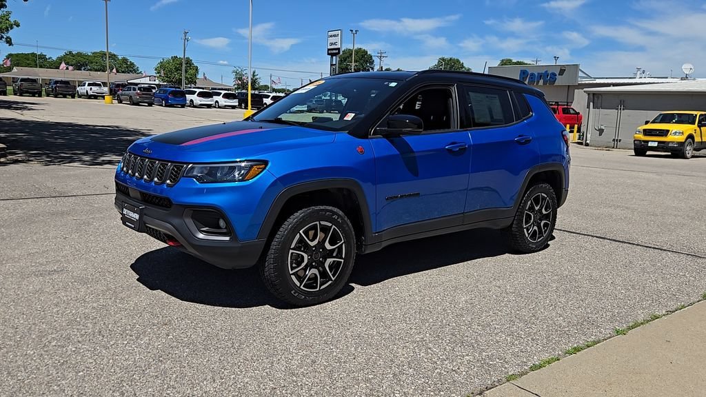 Used 2025 Hydro Blue Pearlcoat Jeep Trailhawk image 4
