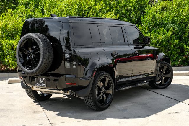 New 2026 Santorini Black Land Rover X-Dynamic SE image 9