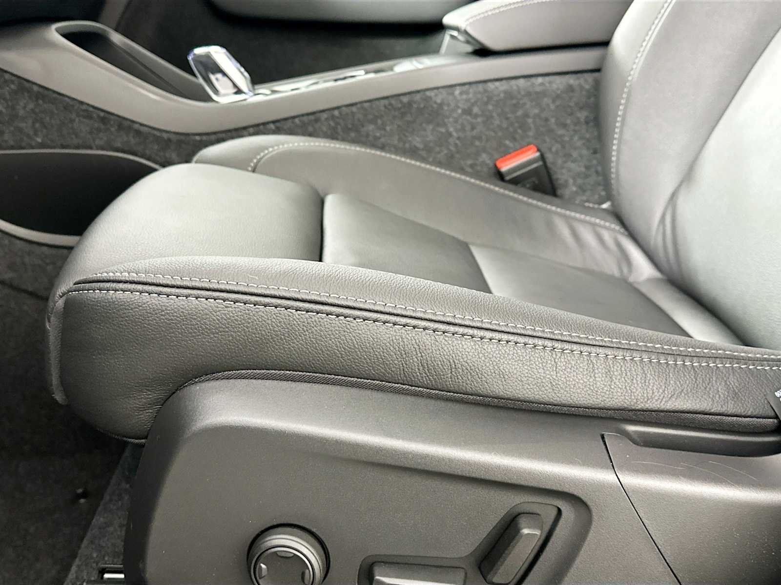 2025 Volvo XC40 Plus - Photo 15