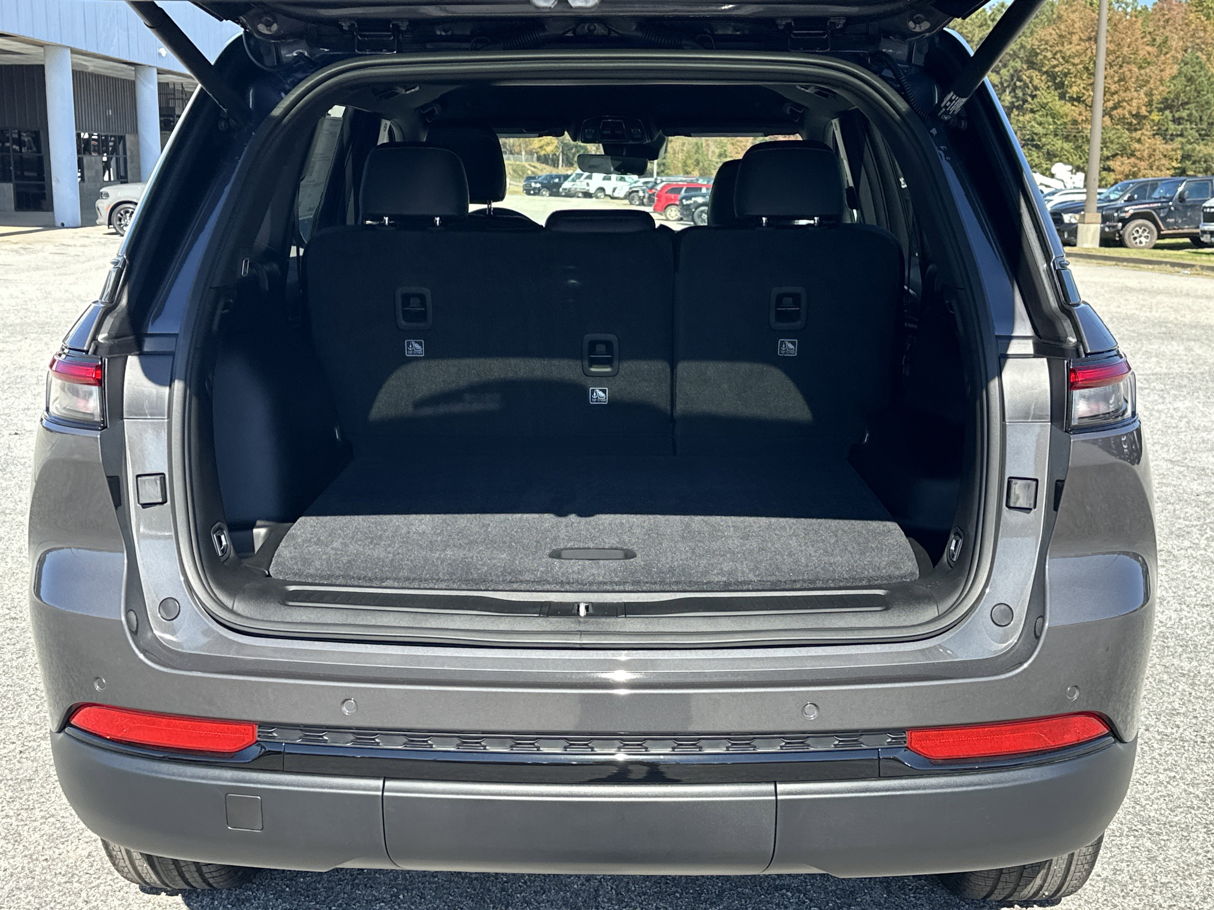New 2025 Baltic Gray Metallic Clear-Coat Exterior Paint Jeep Limited image 19