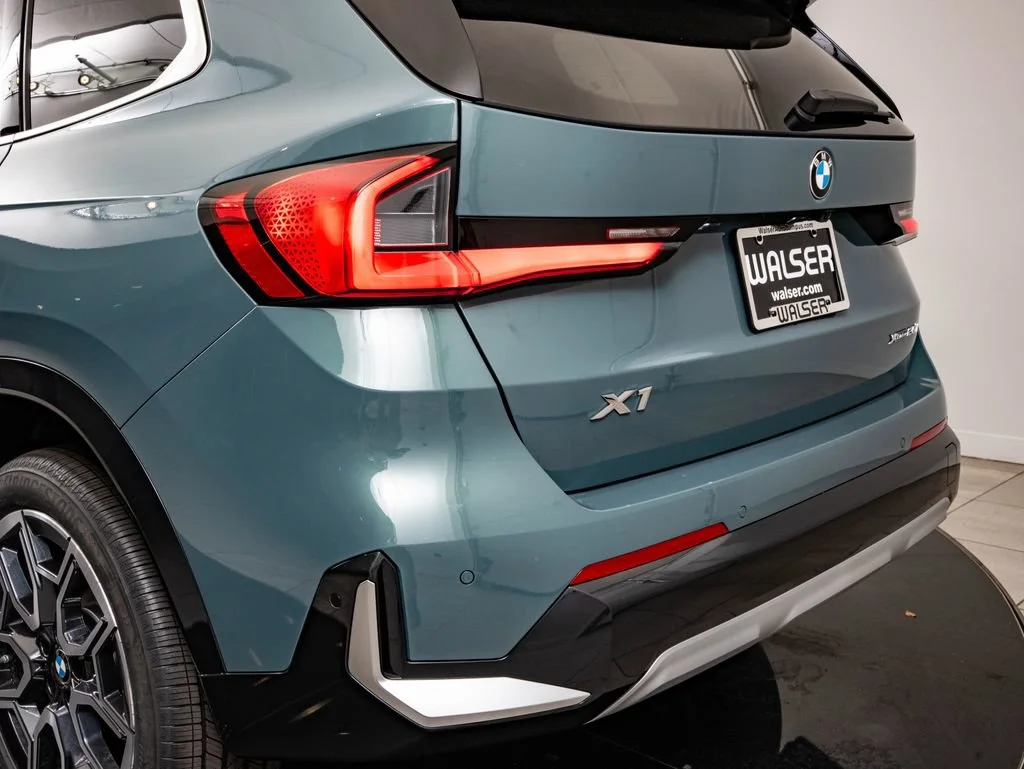 New 2026 Cape York Green Metallic BMW xDrive28i image 19