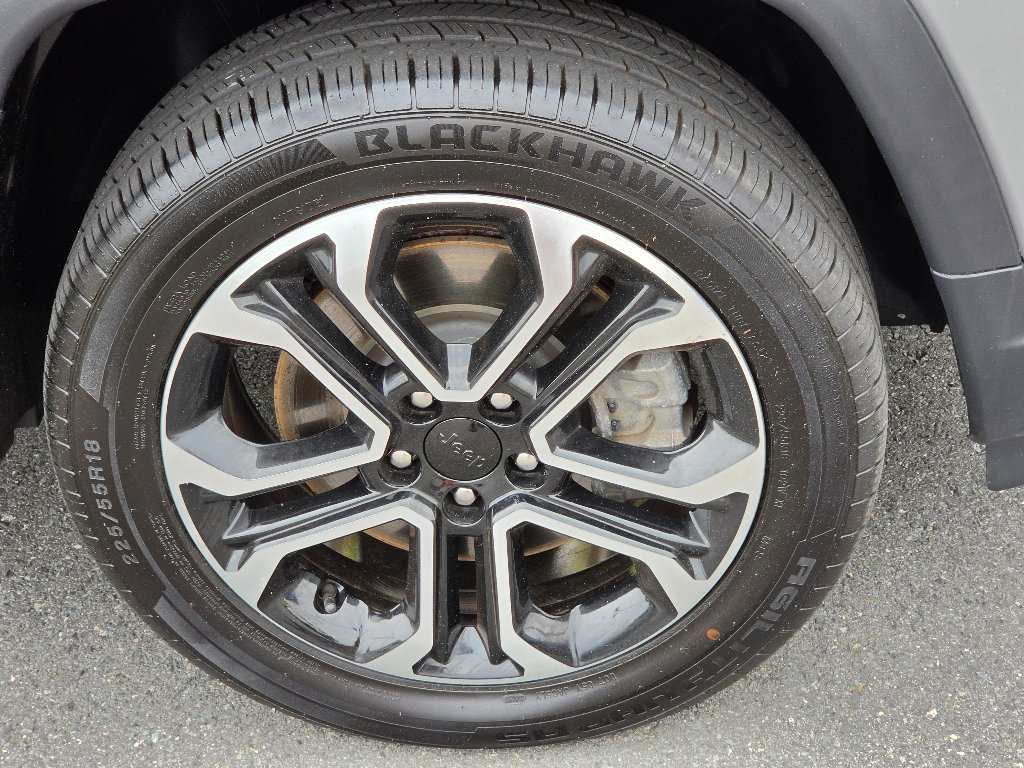 Certified Used 2024 Sting-Gray Clear Coat Jeep Limited image 4