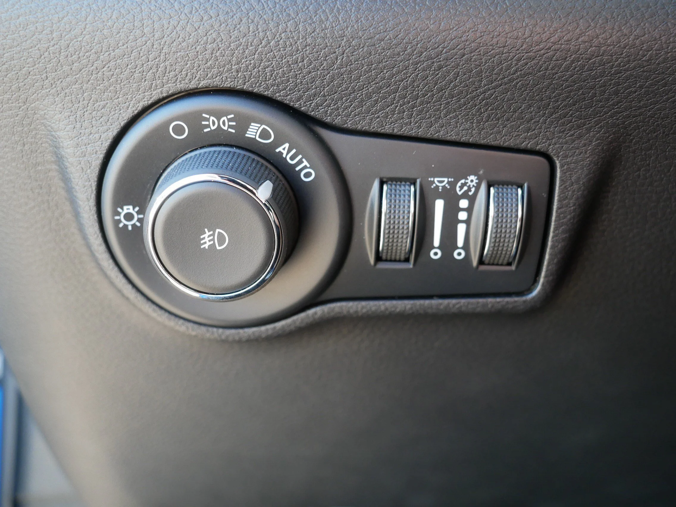 Used 2025 Hydro Blue Pearlcoat Jeep Trailhawk image 26
