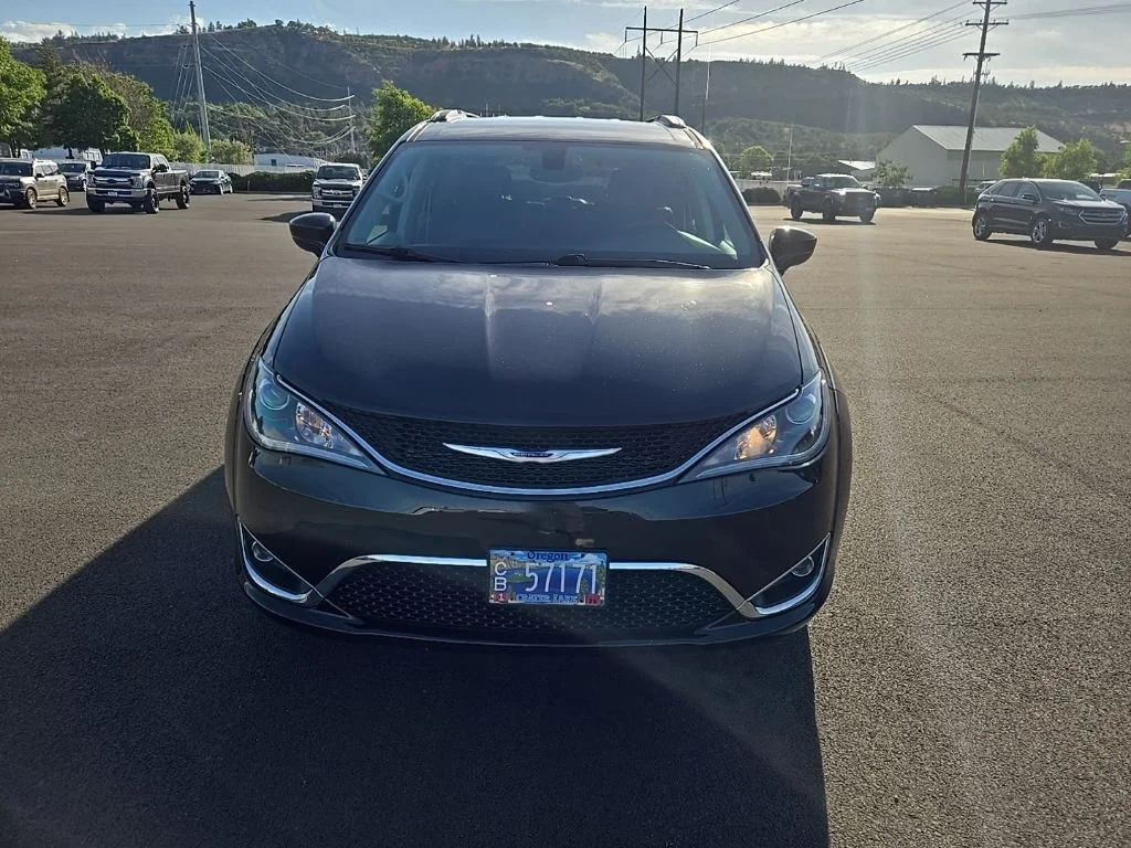 Used 2019 Black Chrysler Touring L image 11