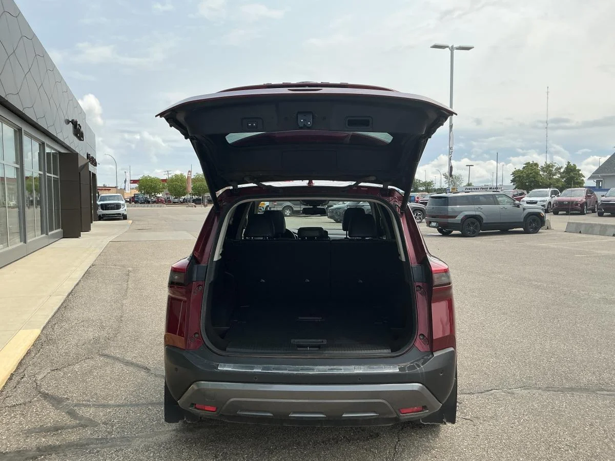 Used 2023  Nissan SL image 40
