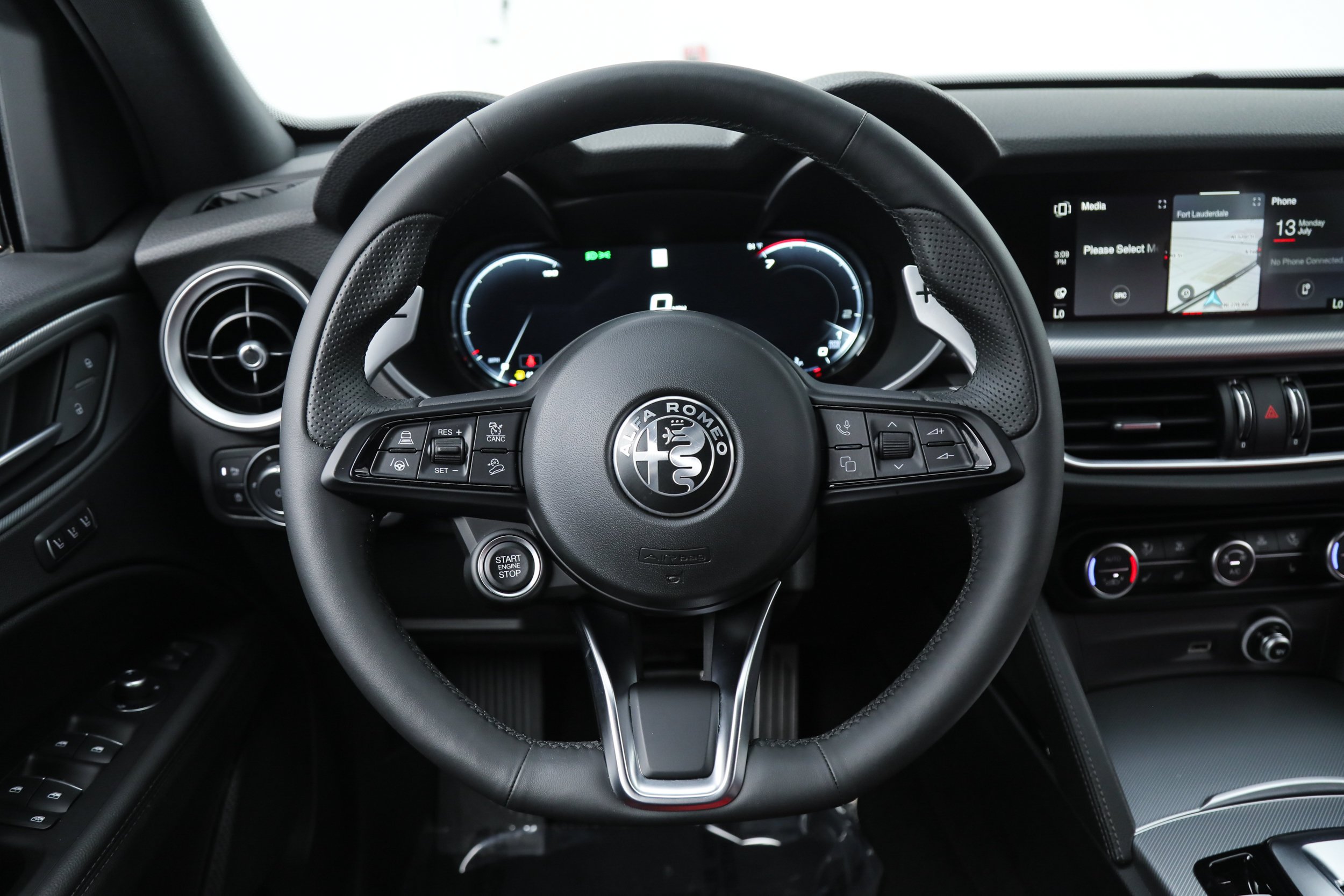 New 2025 Milano White Exterior Paint Alfa Romeo  image 16