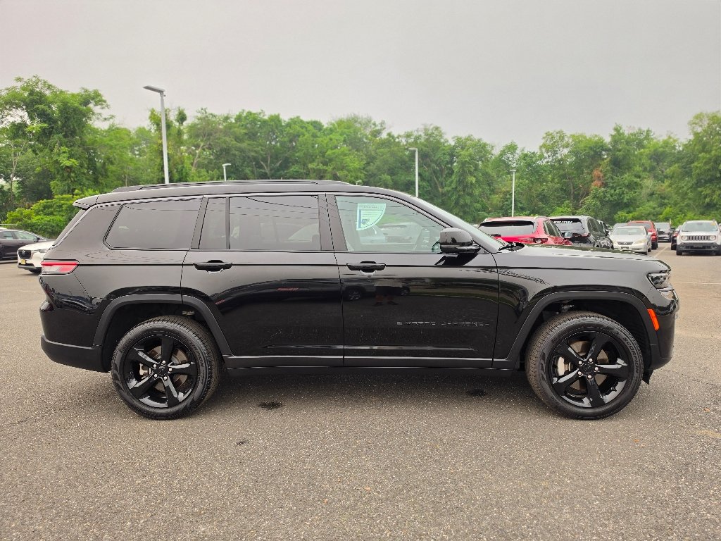 Used 2026 Diamond Black Crystal Pearl Coat Jeep Limited image 23