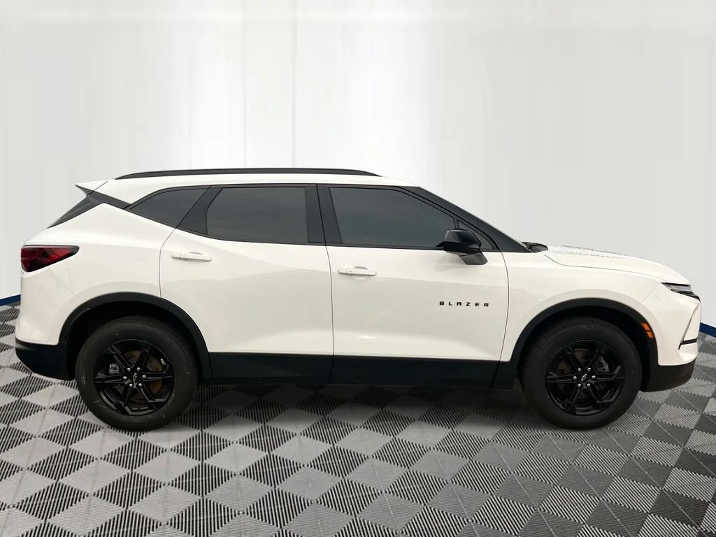 Used 2023 SUMMIT WHITE Chevrolet LT image 6
