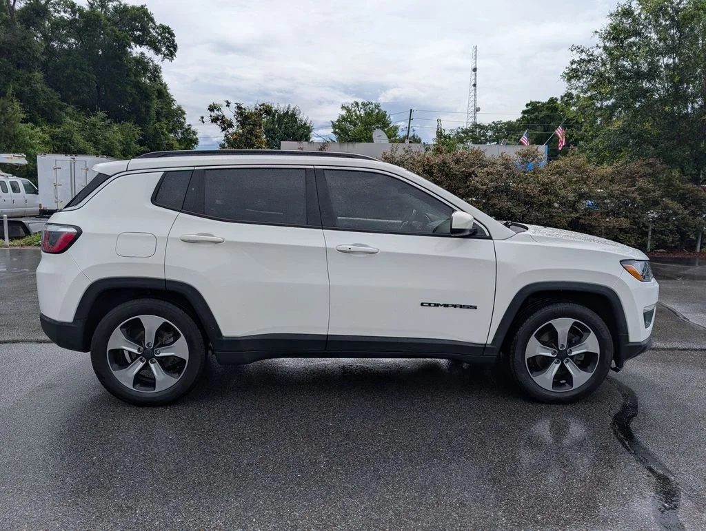 Used 2018 White Jeep Latitude image 6