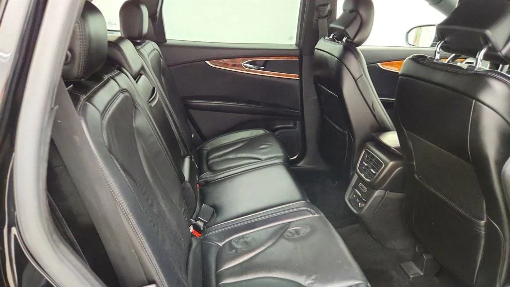 Used 2016 Black Velvet Lincoln AWD 4dr Reserve image 24