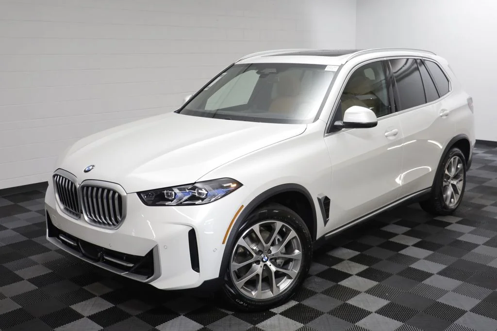 New 2026 White BMW xDrive40i image 2