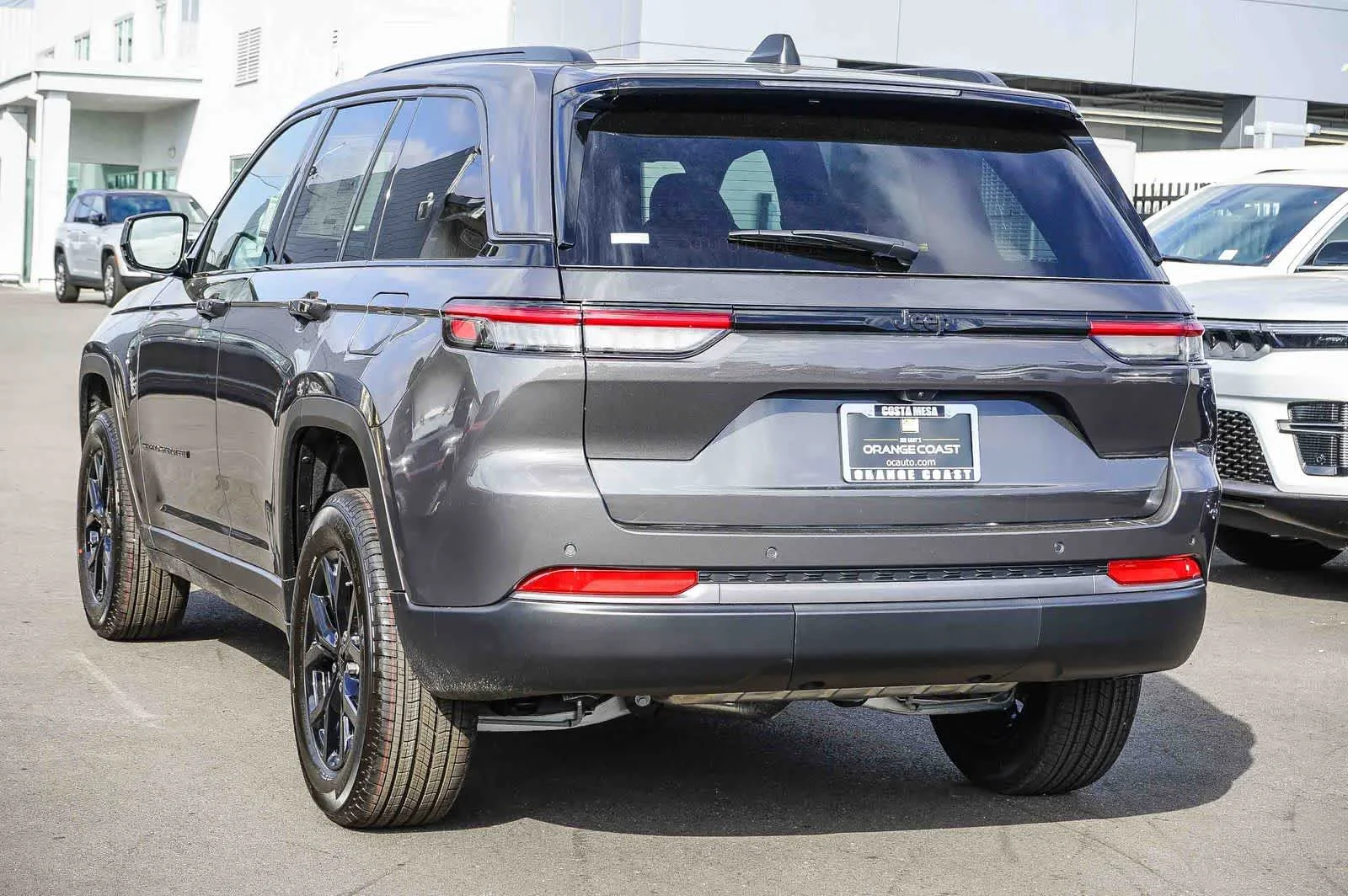 New 2026 Baltic Gray Metallic Clear-Coat Exterior Paint Jeep Laredo Altitude image 6