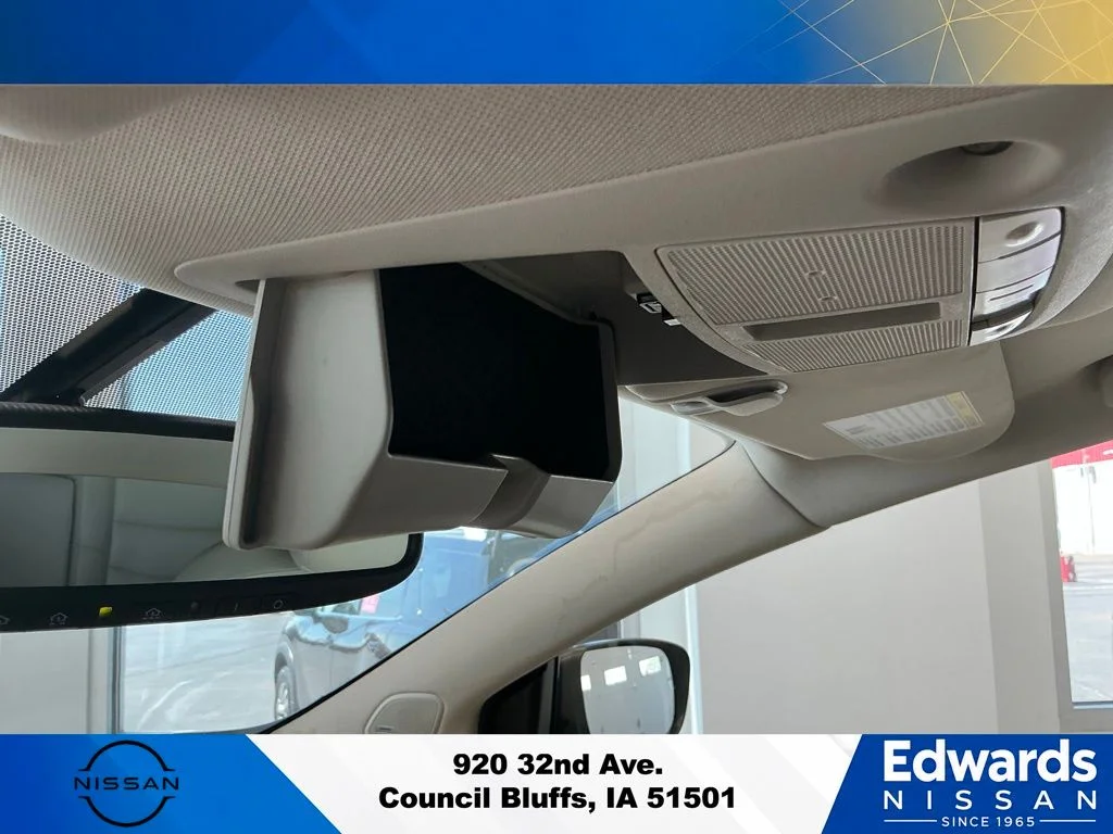 Used 2018 Red Nissan SL image 33