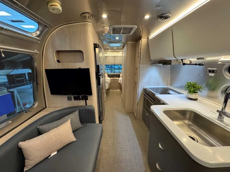 Used 2024 SILVER AIRSTREAM  image 17