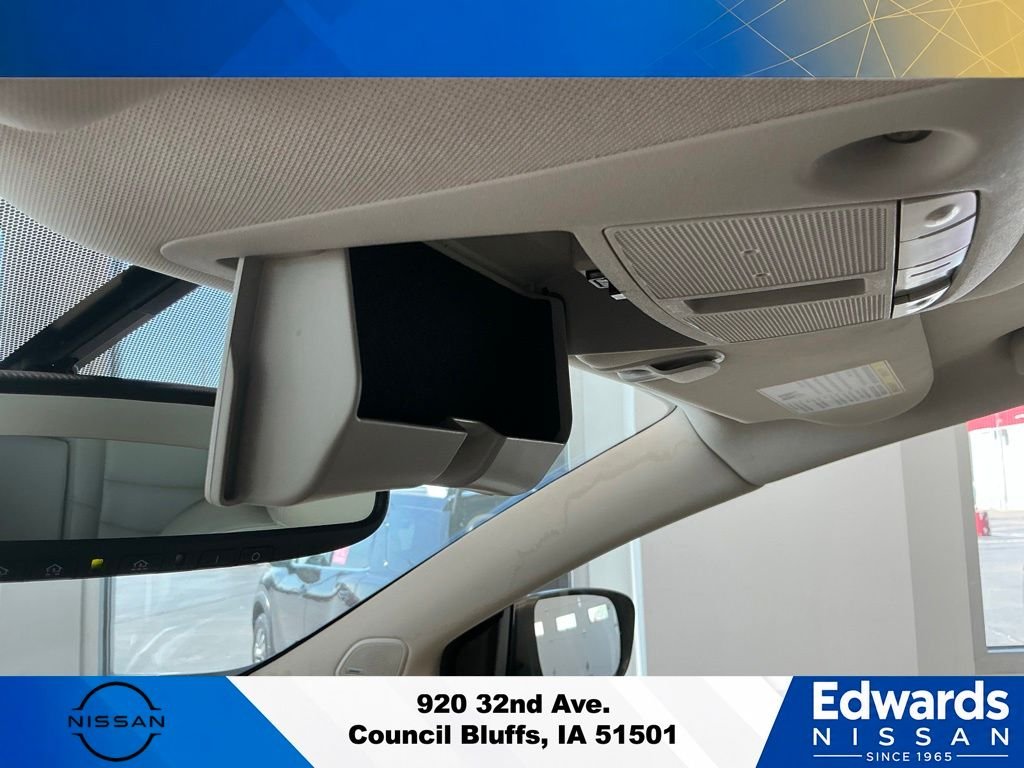 Used 2018 Red Nissan SL image 33