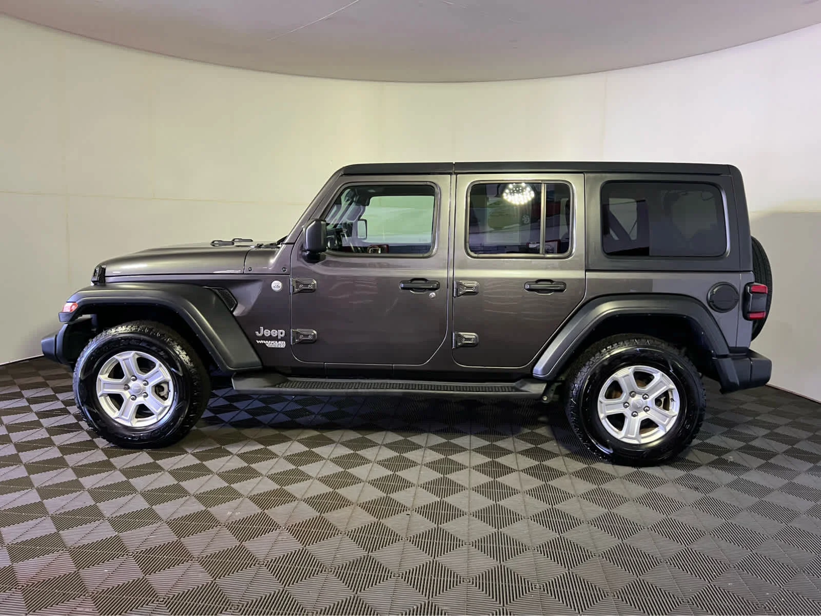 Used 2019 Granite Crystal Metallic Clearcoat Jeep Sport S image 4