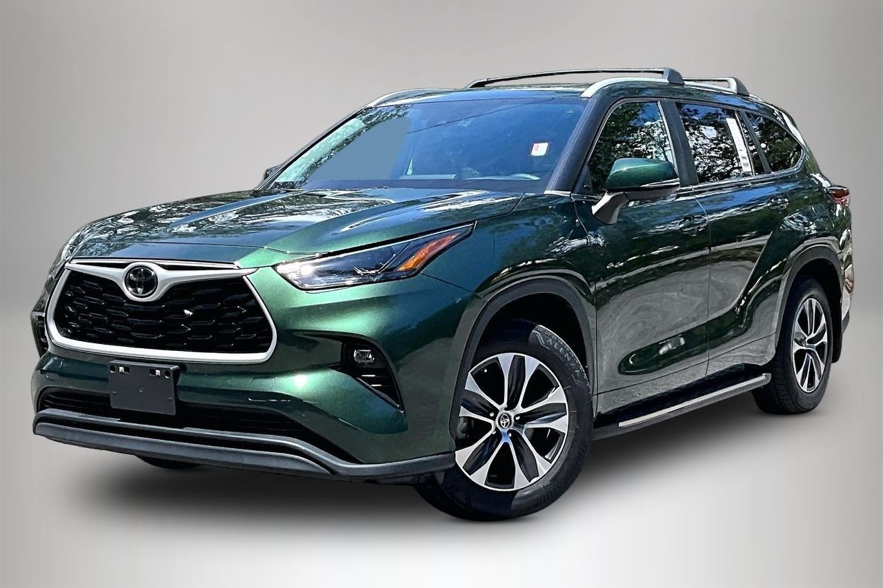 Used 2023  Toyota XLE image 1