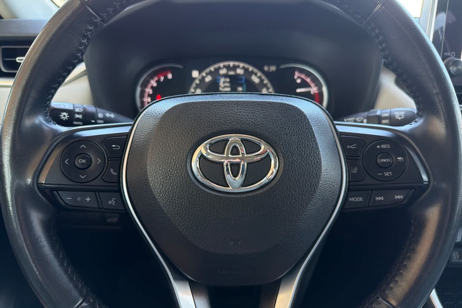 Used 2023 Silver Sky Metallic Toyota XLE Premium image 25