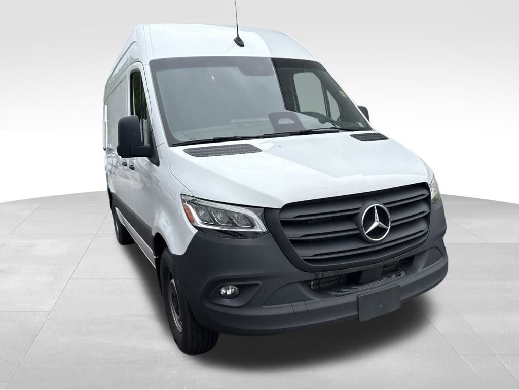 Used 2025 White Mercedes-Benz Cargo 144 WB image 9