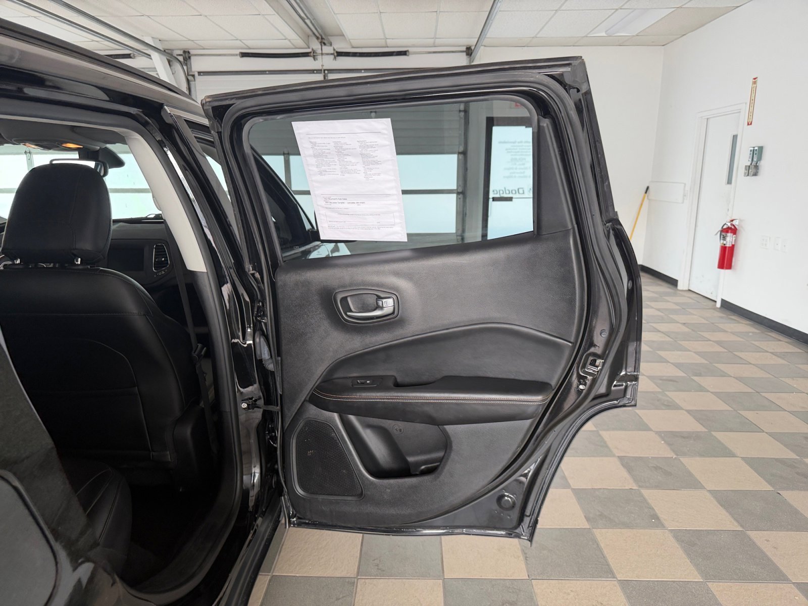 Used 2019 Diamond Black Crystal Pearlcoat Jeep Latitude image 34
