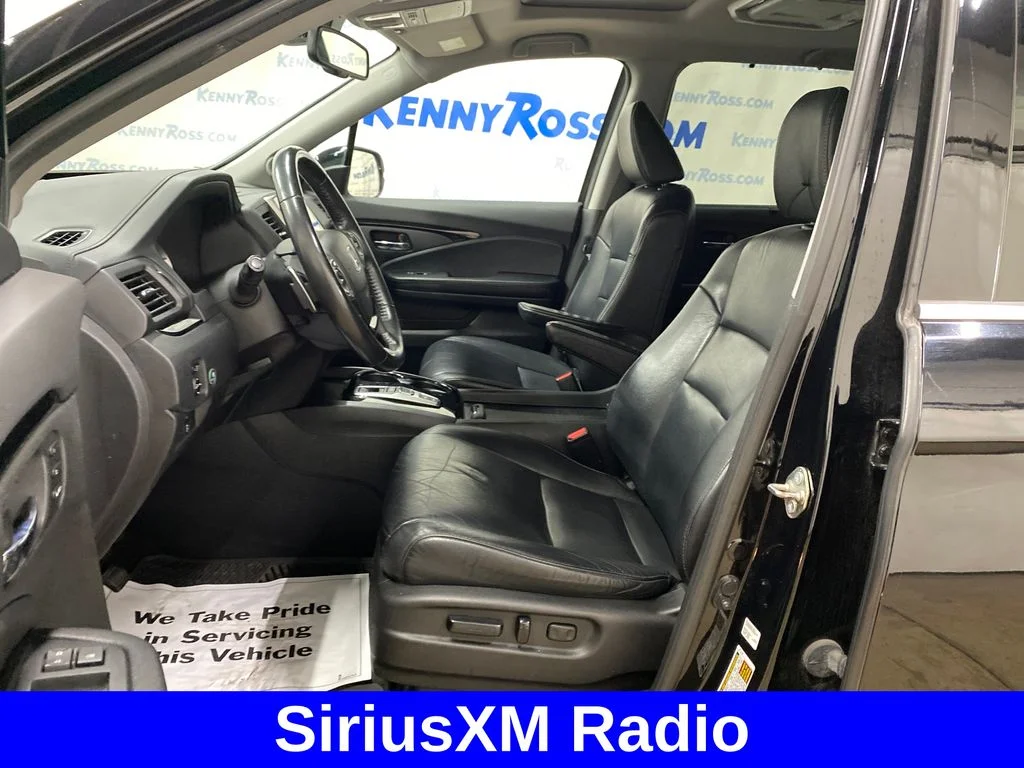 Used 2017  Honda Touring image 7
