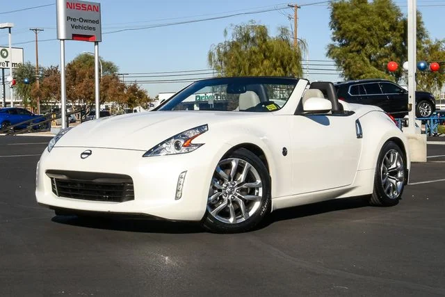 Used 2014 White Nissan Touring image 1