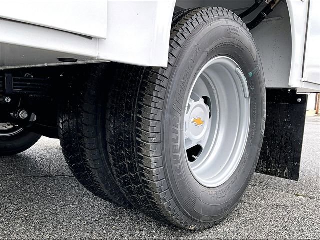 New 2026 Summit White Chevrolet Work Truck image 7