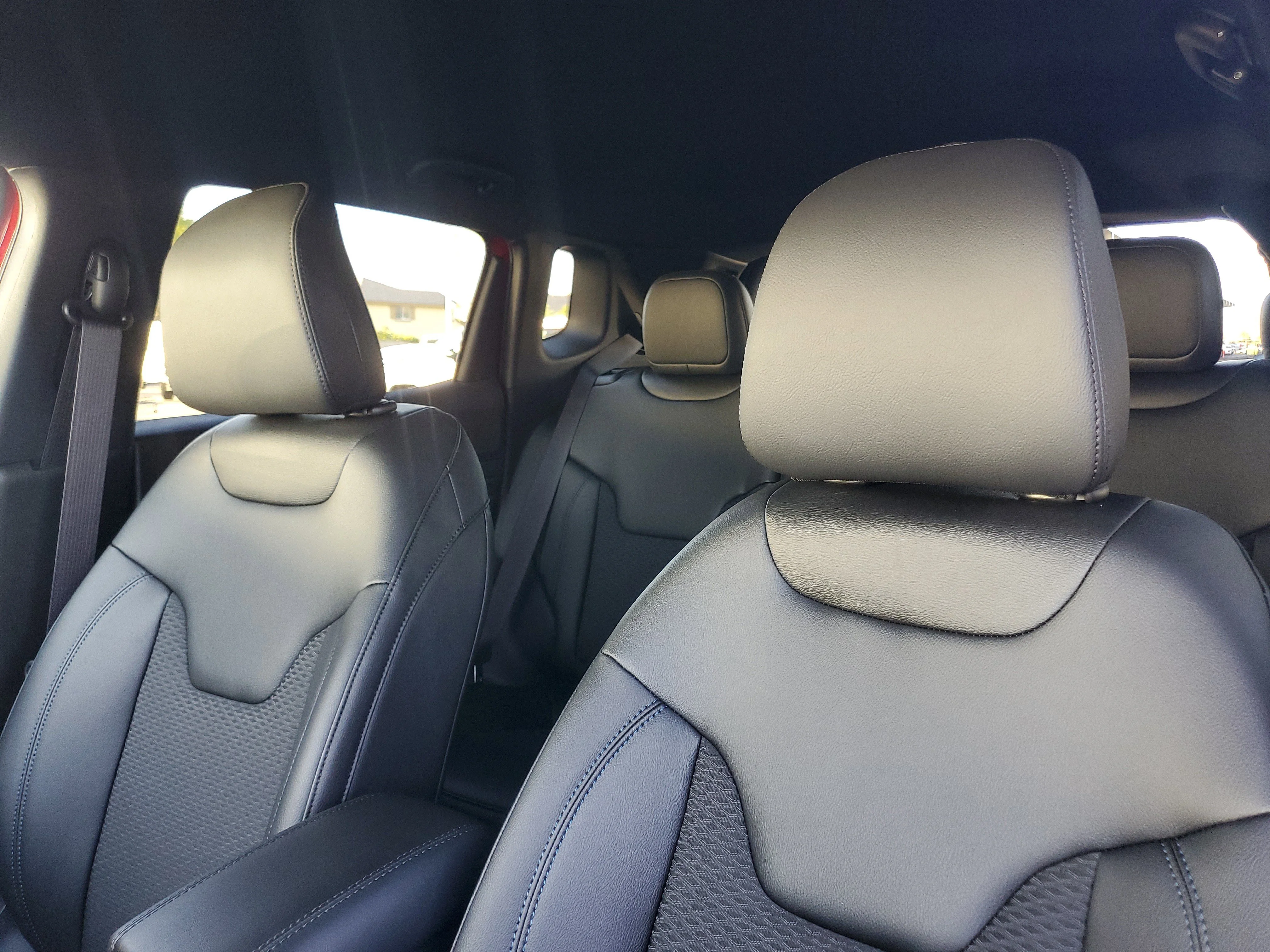 New 2026 Red Hot Pearl-Coat Exterior Paint Jeep Latitude image 11