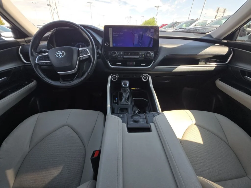 Used 2024 White Toyota XLE image 27