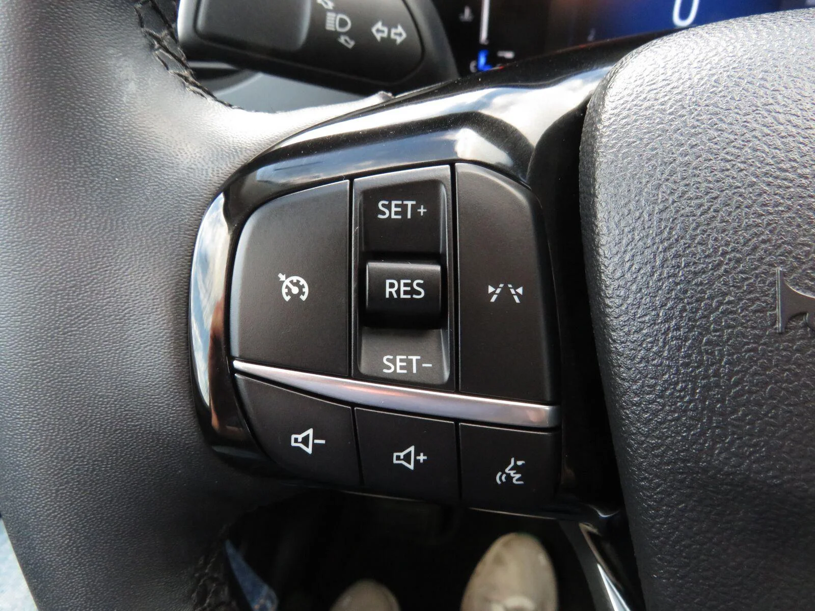 Used 2023 Vapor Blue Metall Ford Active image 32