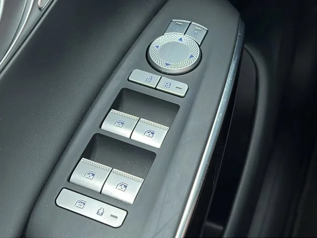 Used 2025 White Genesis 2.5T image 18