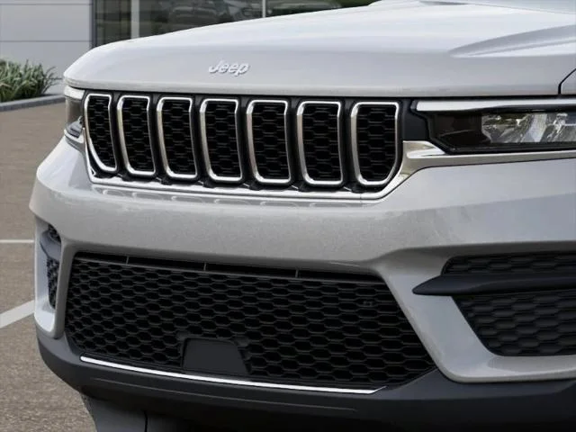 New 2026 Silver Zynith Exterior Paint Jeep Laredo image 37