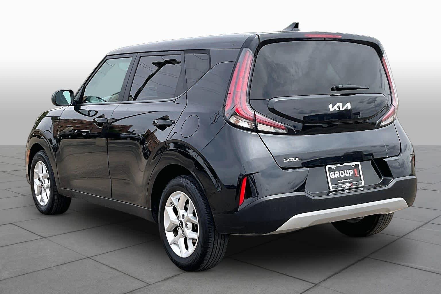 Used 2024 Fusion Black Kia LX image 11